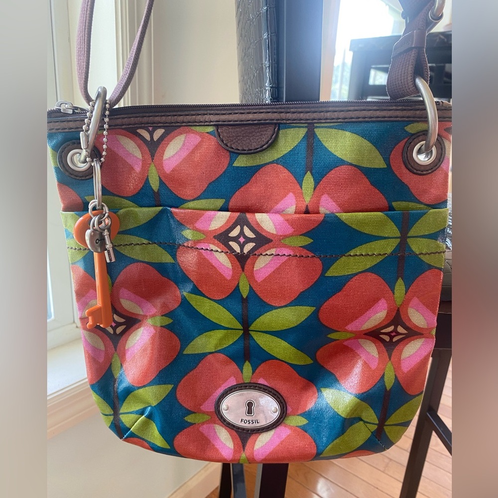 LNC Y2K Fossil Key-Per coated canvas floral crossbody key charm attached.